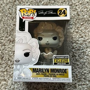 Marilyn Monroe Entertainment Earth Exclusive Funko Pop